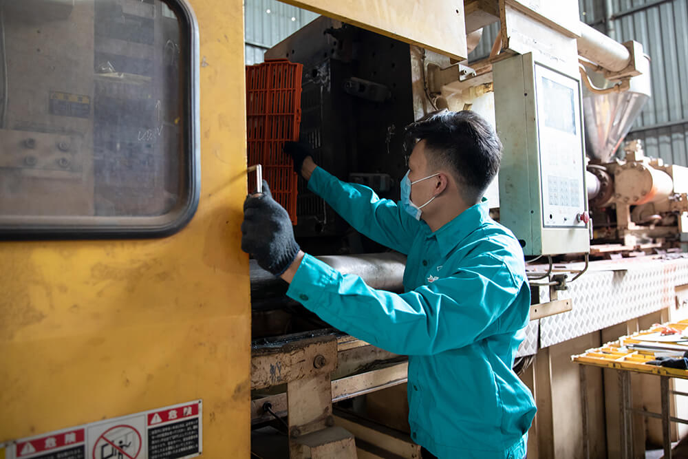 Công nhân chạy nhựa